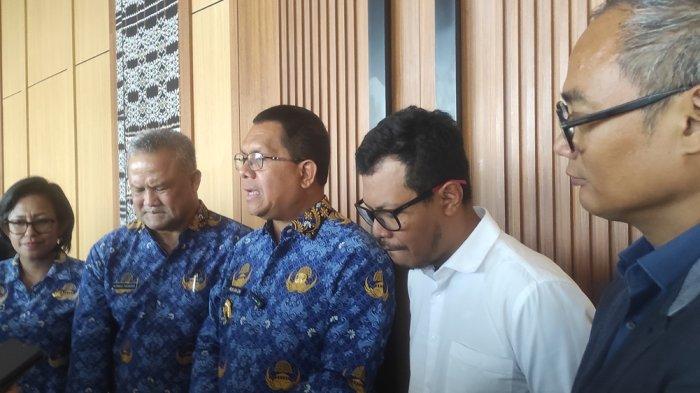 BERI KETERANGAN - Gubernur NTT Melki Laka Lena memberi keterangan usai membuka acara Diskusi Kebijakan Adaptasi perubahan Iklim Berkelanjutan di Hotel Harper Kupang, Senin (19/5/2025) pagi. Diskusi diselenggarakan Program Voices for Just Climate Action (VCA) Indonesia bekerjasama dengan Pokja Perubahan Iklim Pemprov NTT. Gubernur didampingi Endo Catur Nugroho Program Development Manager Climate Justice Yayasan Humanis, Kepala Bappeda NTT Alfons Theodorus, dan Sherli Wila Huki dari Pokja Perubahan Iklim NTT