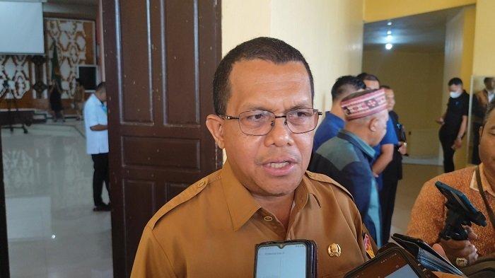 Gubernur NTT Melki Laka Lena saat diwawancarai terkait dengan jadwal pelantikan pejabat eselon II mengisi belasan jabatan yang kosong di Pemprov NTT. Senin, (5/5/2025)