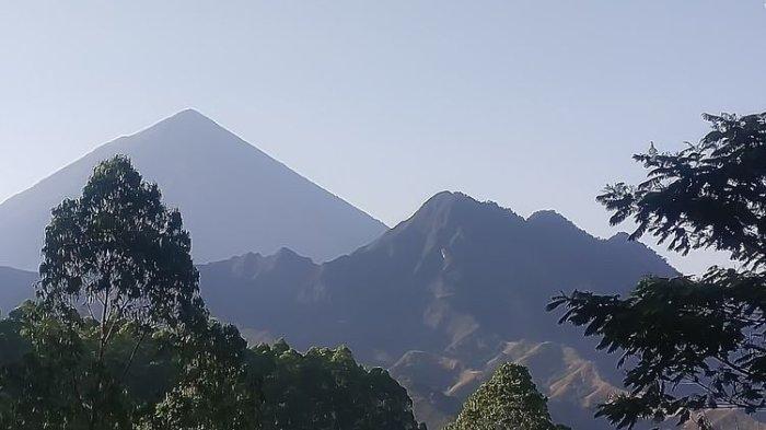 Gunung Inerie di Kabupaten Ngada, Flores, NTT menjadi spot pendakian gunung api, Sabtu, (14/10/2023).