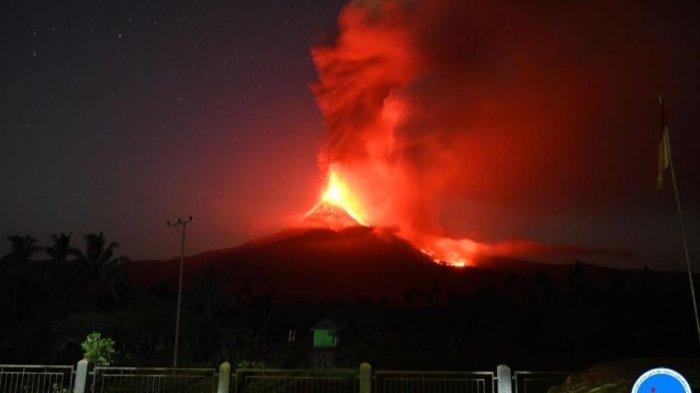 Gunung Lewotobi Laki-laki meletus pada hari Selasa, 12 November 2024.