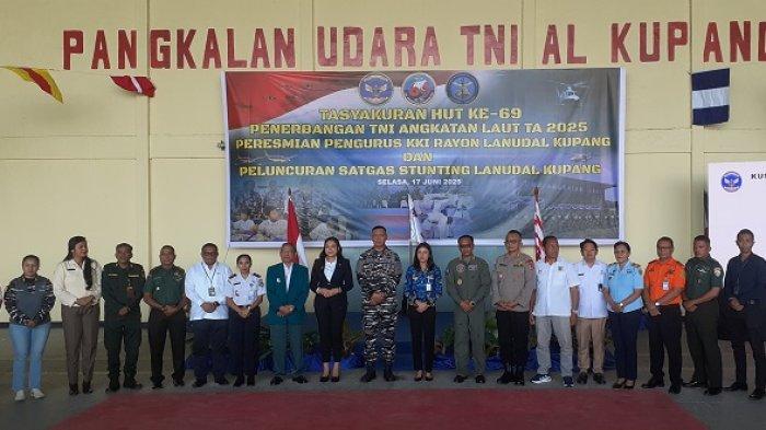 BERSAMA – Komandan Lanudal Kupang, Letkol Laut (P) Erich Yuliontirta Wibawa, bersama Komandan Lantamal VII Kupang, Laksamana Pertama TNI, Irwan S.P. Siagian, Wakil Wali Kota Kupang Serena Francis, Wakil Bupati Kupang Aurum Obe Titu Eki, dalam acara syukuran HUT ke-69 Penerbangan TNI AL di Hanggar Lanudal Kupang, Selasa (17/6/2025).