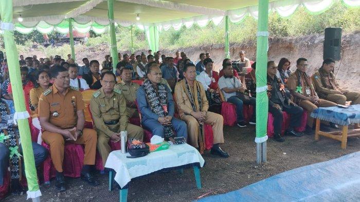 HADIRI ACARA- Kepala Dinas Pendidikan dan Kebudayaan Provinsi NTT, Linus Lusi didampingi pejabat tingkat provinsi dan Kabupaten Sikka saat berada di tenda acara peletakan batu pertama pembangunan gedung SMANRED, Selasa, 29 Agustus 2023.