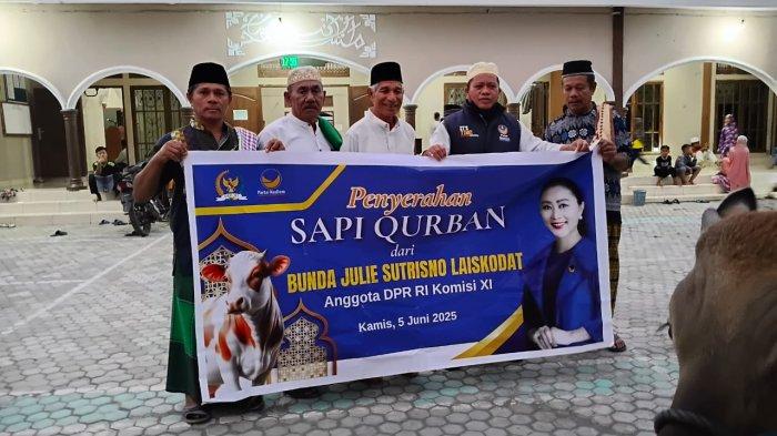 HEWAN QURBAN - Wakil Ketua Bidang Maritim DPD NasDem Sikka, Haji Alimuddin (rompi NasDem) foto Bersama usai penyerahan hewan kurban di Masjid Al-Ansor KM2, Kelurahan Kota Uneng, Kecamatan Alok Kabupaten Sikka, Kamis (5/6/2025).
