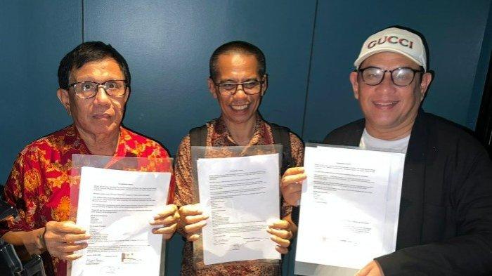 KESEPAKATAN JAKARTA - Ketua Umum PWI hasil Kongres Bandung, Hendry Ch Bangun (kiri), anggota Dewan Pers Dahlan Dahi (tengah) dan Ketua Umum PWI hasil KLB Zulmansyah Sekedang berfoto bersama seusai penandatangan Kesepakatan Jakarta, Jumat (16/5/2025) tengah malam, di Jakarta. Melalui Kesepakatan Jakarta, kedua pihak sepakat mengakhiri konoflik melalui Kongres Persatuan PWI.