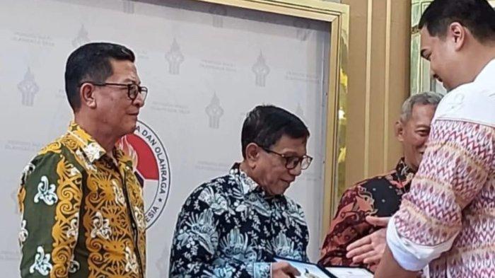 Menteri Pemuda dan Olahraga, Dito Ariotedjo menyerahkan penghargaan kepada Hendry Ch Bangun di Jakarta, Rabu (2/10/2024).