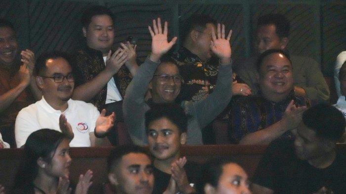 LAMBAIKAN TANGAN - Penjabat (Pj) Gubernur DKI Jakarta, Heru Budi Hartono melambaikan tangan kepada tim Gita Smater Choir usai mementaskan salah satu lagu.