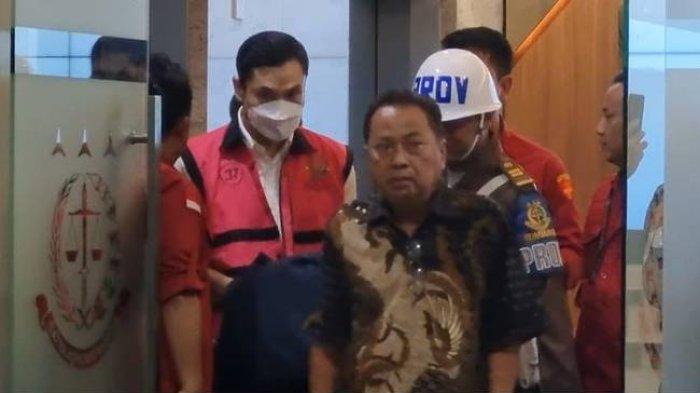 Suami Sandra Dewi, Harvey Moeis (rompi pink), ditetapkan sebagai tersangka kasus dugaan korupsi tata kelola komoditas timah di wilayah Izin Usaha Pertambangan (IUP) PT Timah Tbk, Rabu (27/3/2024).