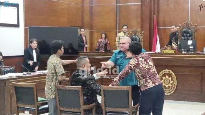 Sidang kasus pencemaran nama baik yang mempertemukan Hotman Paris dan Razman Nasution di Pengadilan Negeri Jakarta Utara, Kamis (6/2/2025) ricuh.