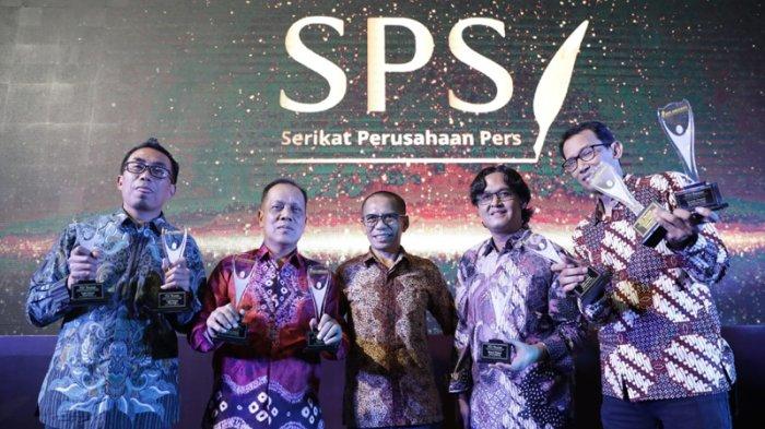 TRIBUNNEWS/IRWAN RISMAWAN
SPS AWARDS 2025 - Ketua Komisi Digital & Sustainability dan Wakil Ketua Komisi Pendataan Dewan Pers Periode 2025-2028 yang juga CEO Tribun Network Dahlan Dahi (tengah) bersama GM Content Tribunnews Yulis Suliatyawan (kiri), GM Tribun Pekanbafu Purnomo (kedua kiri), Pemimpin Redaksi Tribun Lampung Fidwan Hardiansyah (kedua kanan) dan News Manager Banjarmasin Post Hari Tri Widodo (kanan) berfoto bersama saat acara Serikat Perusahaan Pers (SPS) Awards 2025 di Gedung Dewan Pers, Jakarta, Jumat (23/5/2025).