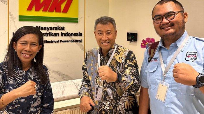 Yuki (kiri). Tokoh perempuan ini mengatakan masyarakat di Kabupaten Sikka pada khususnya dan wilayah Flores pada umumnya, masih bergantung pada minyak tanah dan kayu bakar. Bahan bakar gas tidak populer di tengah masyarakat.