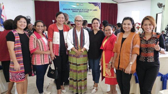 KETUA DPRD NTT - Ketua DPRD Provinsi NTT, Emilia Julia Nomoeni pose bersama sejumlah pengurus Ikatan Alumni SMA Katolik Giovanni Kupang (IKA Givans) periode 2025-2030 yang dikukuhkan di Kupang, Sabtu 24 Mei 2025.