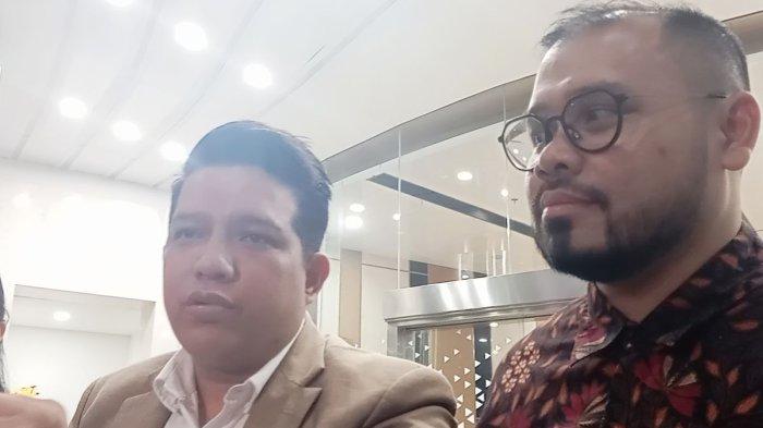 INDRA - Eks Stafsus Mendikbudristek Ibrahim Arief (Kanan) dan kuasa hukumnya Indra Haposan Sihombing saat memberikan keterangan di Lobi Gedung Bundar Jampidsus Kejaksaan Agung, Jakarta, Kamis (12/6/2025).
