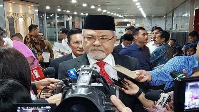 Ir. Abraham Liyanto3/ Anggota DPD RI, Ir. Abraham Liyanto saat diwawancari awak media