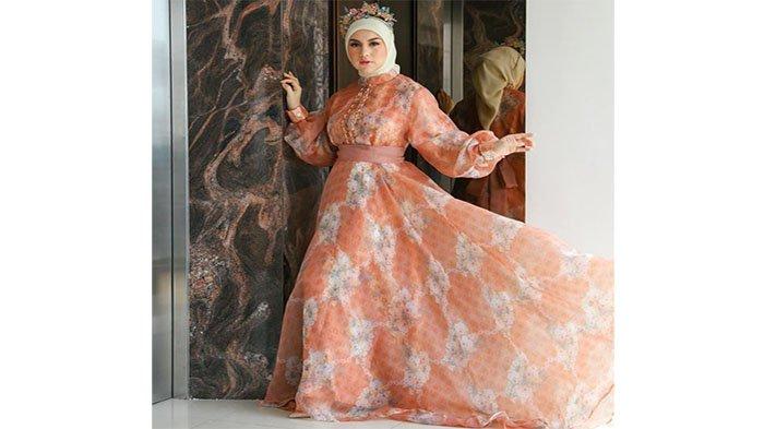 Irish Bella dalam balutan dress rancangan brand modest lokal.