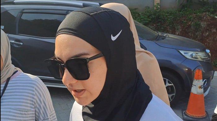 LARI -- Irish Bella pilih ikut lomba lari ketimbang urusin masalah Ammar Zoni, nampak sang artis saat ditemui di kawasan Bintaro, Tangerang Selatan, Minggu (17/12/2023).