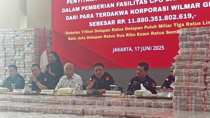 JAMPIDSUS - Direktur Penuntutan Kejaksaan Agung, Sutikno dalam konferensi pers di Gedung Bundar Jampidsus, Kejaksaan Agung, Jakarta, Selasa (17/6/2025).