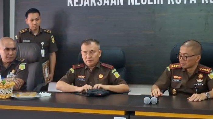 WAKAJATI NTT - Wakil Kepala Kejaksaan Tinggi NTT Nul Ikhwan Hakim (tengah) didampingi Kepala Kejaksaan Negeri Kota Kupang Hotma Tambunan (kanan) saat memberikan keterangan usai tahap II perkara Fajar Lukman di Kantor Kejaksaan Negeri Kota Kupang. Selasa, (10/6/2025) siang.