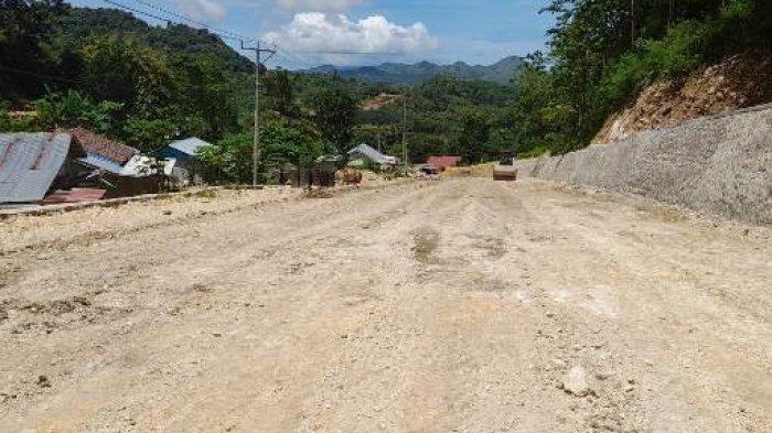 KAWASAN PARAPUAR - Pengerjaan jalan menuju Kawasan wisata Parapuar Labuan Bajo. Parapuar merupakan kawasan pariwisata yang dikembangkan Badan Pelaksana Otorita Labuan Bajo Flores (BPOLBF).