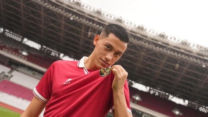 Jay Idzes mengenakan jersey timnas Indonesia mengunjungi Stadion Utama Gelora Bung Karno Jakarta pada Jumat (29/12/2023).