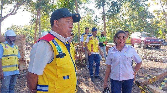 TINJAU - Anggota DPRD NTT, Ana Waha Kolin (kemeja putih) saat meninjau lokasi proyek Jembatan Bliko di Kecamatan Wotan Ulumado, Adonara, Flores Timur, NTT, Selasa, 17 Juni 2025.