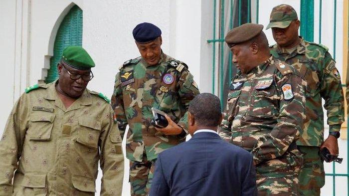 Jenderal Abdourahmane Tiani, yang dinyatakan sebagai kepala negara baru Niger (lain dari negara Nigeria) oleh para pemimpin kudeta, tiba untuk bertemu dengan para menteri di Niamey, Jumat 28 Juli 2023.