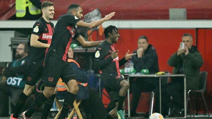 Bek Bayer Leverkusen Jeremie Frimpong (kanan) merayakan gol pertama timnya bersama Josip Stanisic (kiri) dan bek Jonathan Tah di semifinal Piala Jerman (DFB-Pokal) antara Bayer Leverkusen vs Fortuna Duesseldorf di Leverkusen, Jerman, pada 3 April 2024.