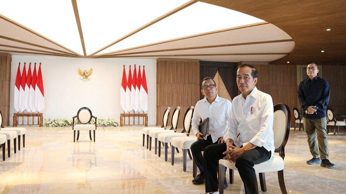 Joko Widodo mencoba kursi di ruang konferensi pers di Kantor Presiden di Ibu Kota Nusantara, Kalimantan Timur, Senin (29/7/2024). Presiden didampingi Menteri Sekretaris Negara Pratikno (kiri) dan Deputi Bidang Protokol Pers dan Media Sekretariat Presiden Yusuf Permana (kanan).