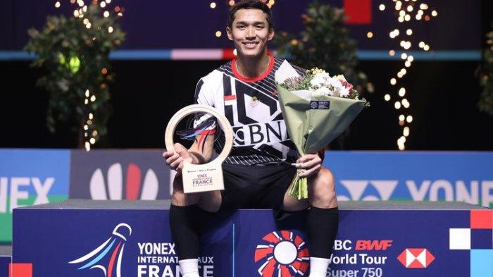 Pebulutangkis Indonesia Jonatan Christie menjadi juara French Open 2023 setelah mengalahkan Li Shi Feng (China) di Glaz Arena, Rennes, Perancis, Minggu (29/10/2023).