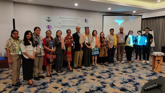 KAREN TSE -- Pendiri IBJ Karen Tse bersama Direktris LBH APIK NTT, Ansy Rihi Dara dan staf serta para pemateri dalam kegiatan Criminal Defense Skills Training Workshop dengan tema Menjembatani Kesenjangan Keadilan, memberdayakan pembelajaran Hak Asasi Manusia (HAM) untuk meningkatkan Akses Keadilan Bagi Perempuan dan Kelompok Rentan, Rabu (12/6), di Hotel Harper Kupang.