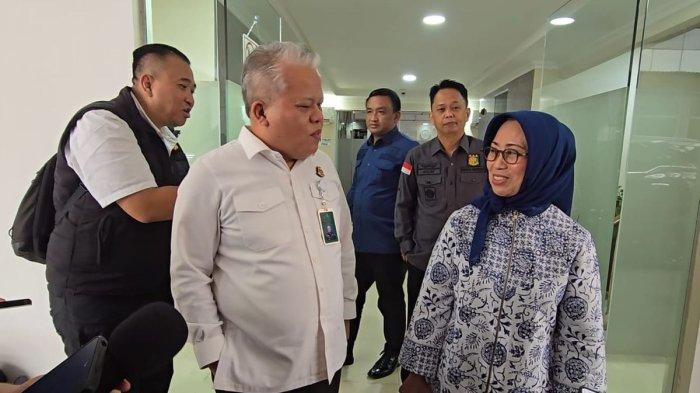 KEJAGUNG - Kapuspenkum Kejagung Harli Siregar dan Ketua Dewan Pers Ninik Rahayu saat memberikan keterangan di Lobi Dewan Pers, Jakarta, Kamis (24/4/2025).