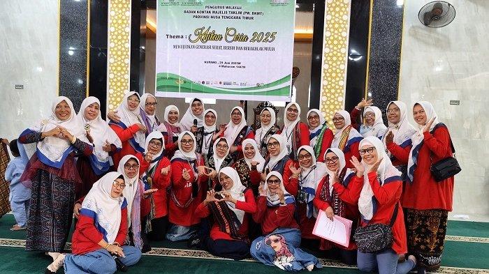 KHITANAN - Pengurus BKMT NTT saat foto bersama dalam penyelenggaraan kegiatan khitanan massal yang dilaksanakan di Masjid Al Muhajirin Oebufu Kota Kupang, Minggu (29/6/2025).