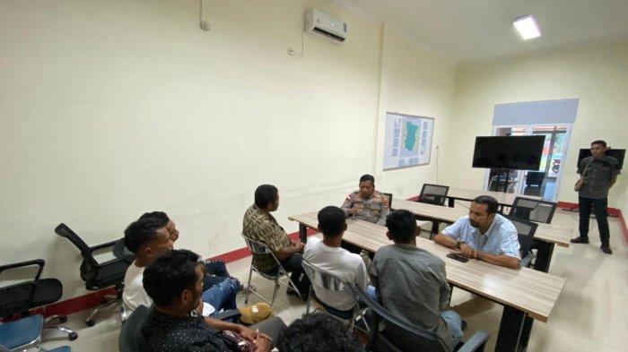 KLARIFIKASI - Sejumlah warga lokal sedang memberikan klarifikasi di Mapolres Manggarai Timur terkait informasi pemalakan bagi seorang wisatawan asal Jakarta.