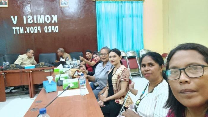 KPPI NTT menemui KOmisi V DPRD NTT untuk menyatakan Peryataan Sikap terkait kasus eks Kapolres Ngada, AKBP Fajar Lukman, yang diduga terlibat dalma kasus narkoba dan Kekerasan Seksual terhadap anak.
