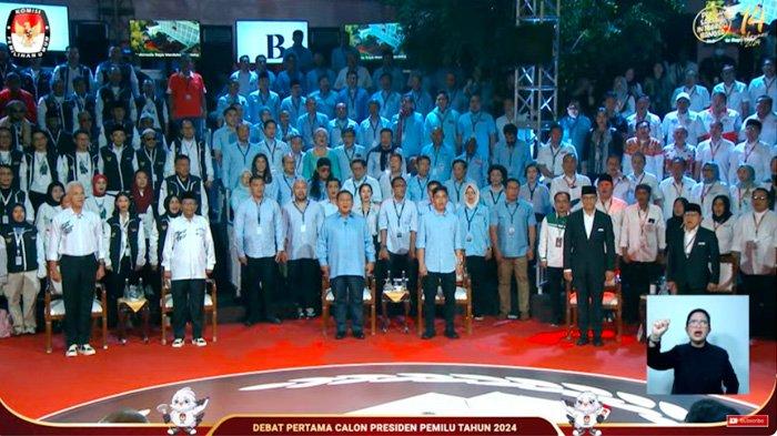 Suasana di Kantor KPU RI Jakarta menjelang debat capres pertama, Selasa 12 Desember 2023 malam.