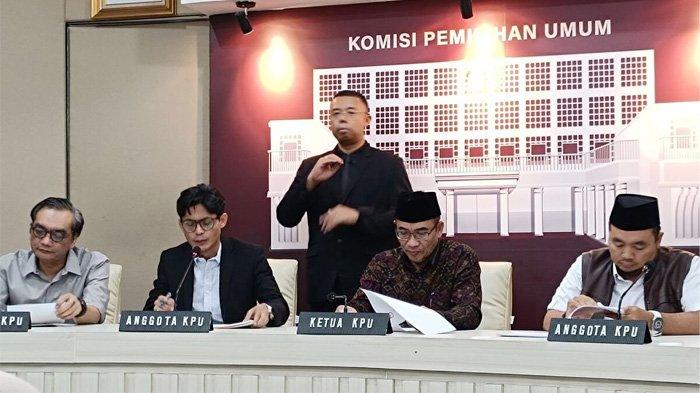 Ketua Komisi Pemilihan Umum Hasyim Asy'ari (tengah) didampingi oleh jajaran komisioner KPU menggelar konferensi pers tentang persiapan