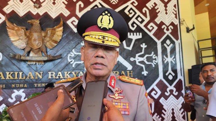 KAPOLDA NTT - Kapolda NTT Irjen Pol Daniel Tahi Monang Silitonga memberi penjelasan tentang pengamanan Kapolres Ngada oleh Divisi Propam Mabes Polri. Senin (3/3/2025) di Kantor DPRD NTT.