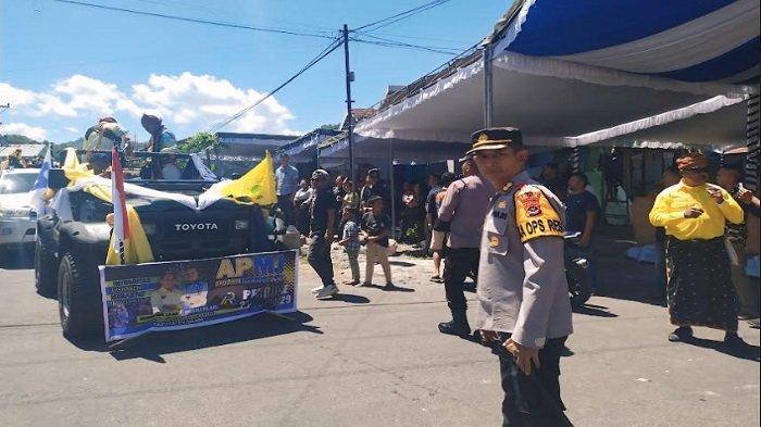 KAWAL - Kapolres AKBP Fajar Widya Dharmalukma saat mengawal pendaftaran Bacakada di KPU Ngada, Jumat 29 Agustus 2024.