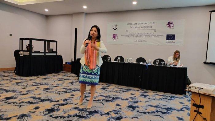 KAREN TSE -- Pendiri International Bridges to Justice (IBJ), Karen Tse dalam Criminal Defense Skills Training Workshop dengan tema Menjembatani Kesenjangan Keadilan, memberdayakan pembelajaran Hak Asasi Manusia (HAM) untuk meningkatkan Akses Keadilan Bagi Perempuan dan Kelompok Rentan, Rabu (12/6), di Hotel Harper Kupang.
