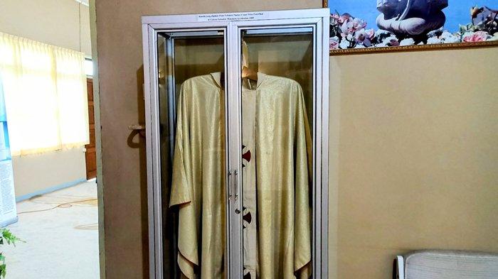 Kasula yang dipakai Paus Yohanes Paulus II saat memimpin misa di Gelora Samador Maumere.