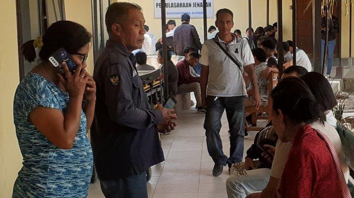 Keluarga Anggreani Kudu Lobo saat berada di RSB Drs Titus Uly Kupang, Selasa (10/10/2023). Mereka menunggua jenazah Anggreani Kudu Lobo, mahasiswi Poltekkes Kemenkes Kupang yang bunuh diri di Jembatan Liliba.