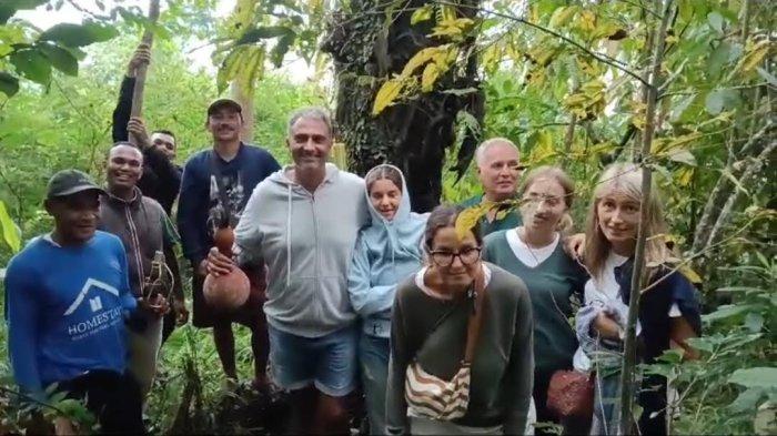 Kepala Desa Golo Loni Yohanes B Okalung foto bersama para wisatawan saat berwisata di Desa Wisata Golo Loni