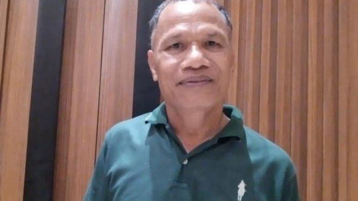 KADIS - Kepala Dinas Pemberdayaan Masyarakat Desa (PMD) Kabupaten Lembata, Yosep Raya, Saat Diwawancarai usai Pembukaan Kegiatan Pelatihan Peningkatan Aparatur Pemerintah Desa dan Pengurus Kelembagaan Desa di Aula Sabu, Hotel Harper Kupang, Kamis 05 Oktober 2023.