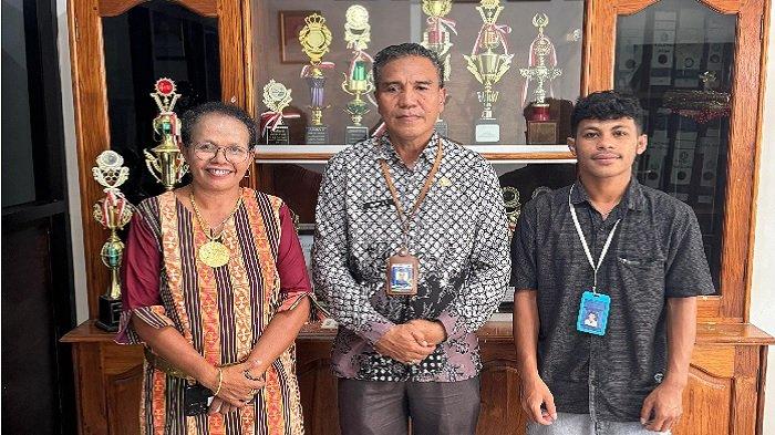 Pengawas Binaan Dinas Pendidikan, Bapak Johni Eduard Rihi, S.Pd