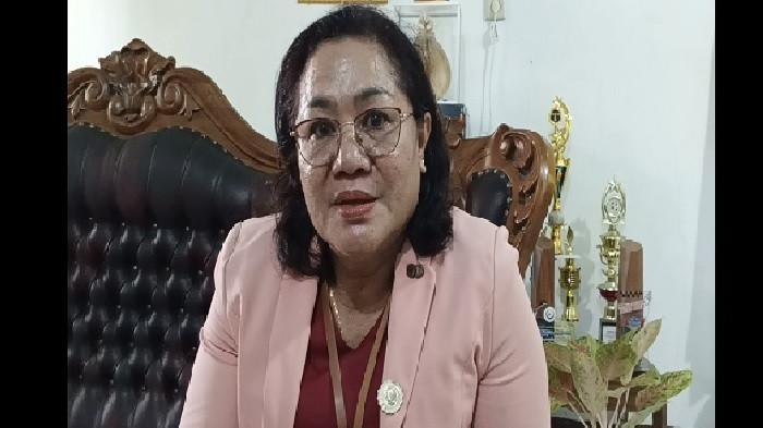 Kepala Sekolah SMP Negeri 8 Kupang, Dra. Maria Th. Roslin S. Lana