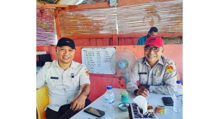 Kepala UPTD Pendapatan Daerah Manggarai Barat Abdulgani Rasyd Tokan, SE didampingi Kepala Sub Bagian Tata Usaha Anjasmara Paranda, S.Sos, M.Si