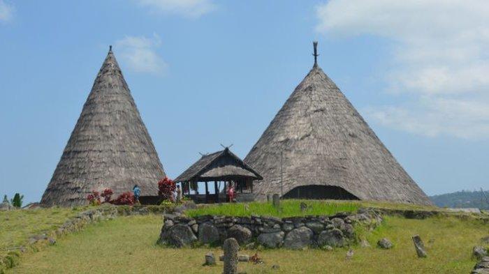 Keunikan arsitektur Mbaru Niang Todo, Desa Todo, Kecamatan Satarmese Utara, Kabupaten Manggarai, Flores, NTT, Oktober 2018 memikat wisatawan asing dan nusantara serta peneliti budaya dan para antropolog untuk menggali peradaban di kampung tradisional tersebut.