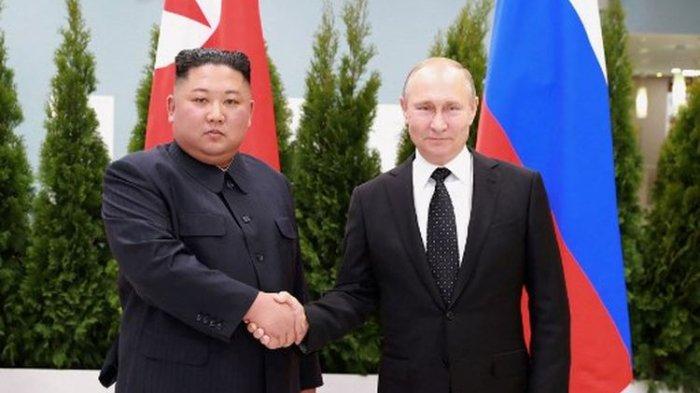 Foto ini diambil pada 25 April 2019 dan dirilis oleh Kantor Berita Pusat Korea (KCNA) Korea Utara pada 26 April, menunjukkan Presiden Rusia Vladimir Putin (kanan) dan pemimpin Korea Utara Kim Jong Un berjabat tangan
sebelum pembicaraan mereka di kampus Far Eastern Federal University di pulau Russky, pelabuhan Vladivostok, Rusia timur jauh.