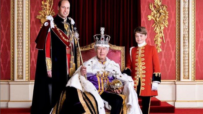 Pose perdana Raja Charles sebagai pemimpin monarki Inggris. Pangeran William (kiri).