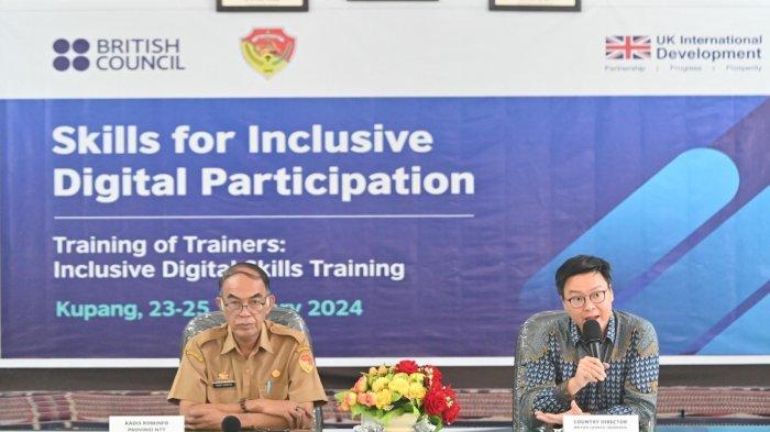 Kepala Dinas Komunikasi dan Informatika Provinsi NTT, Frederik CP Koenunu (kiri).