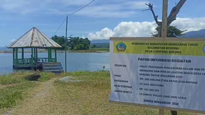 Proses pekerjaan penggarukan kolam air di Pantai Ligota, Desa Compang Ndejing, Kamis (3/4).